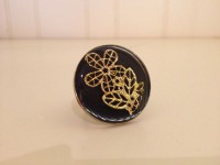 bronzen ring met zwarte achtergrond en goudkleurige afwerking